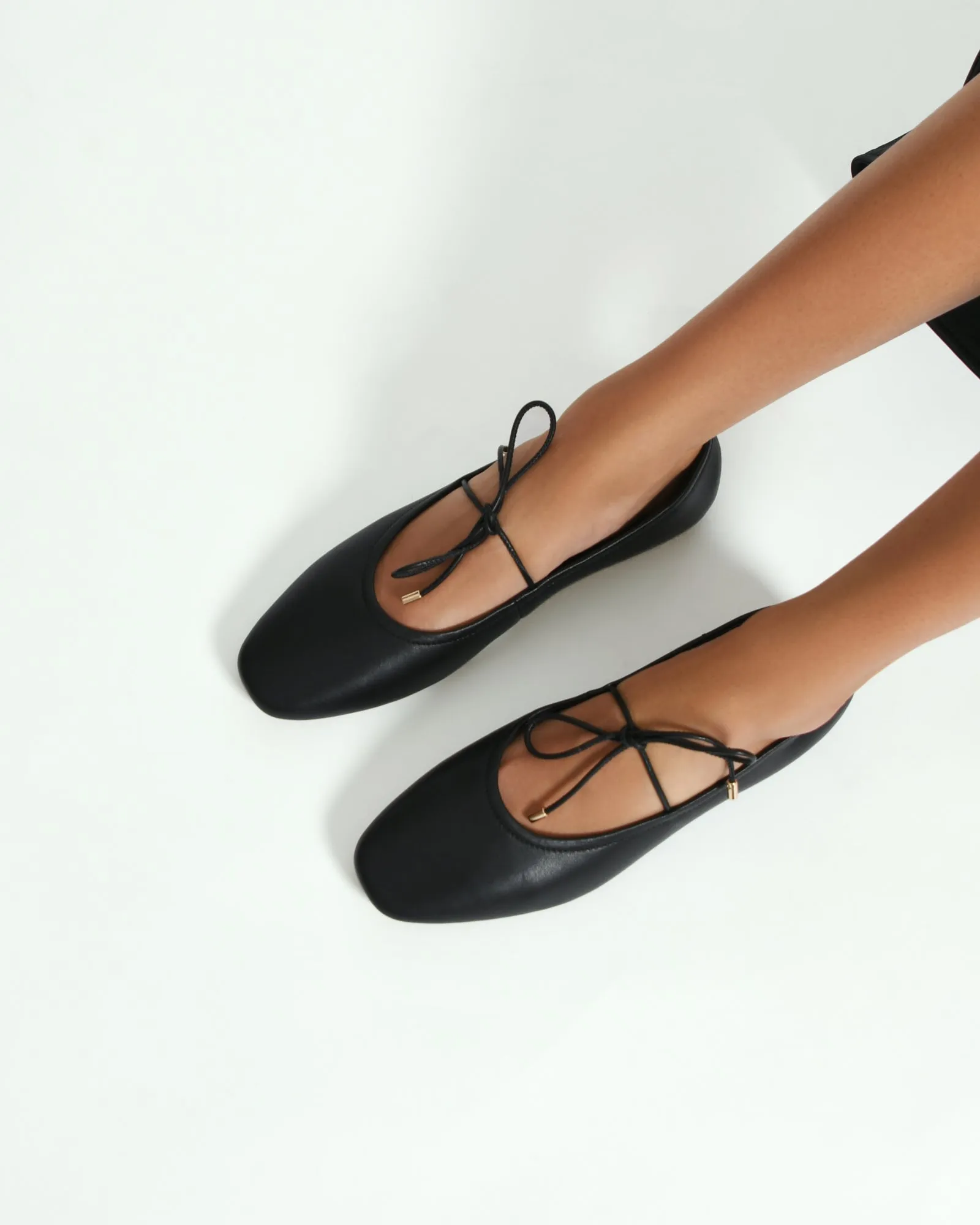 PETAL CASUAL FLATS BLACK LEATHER