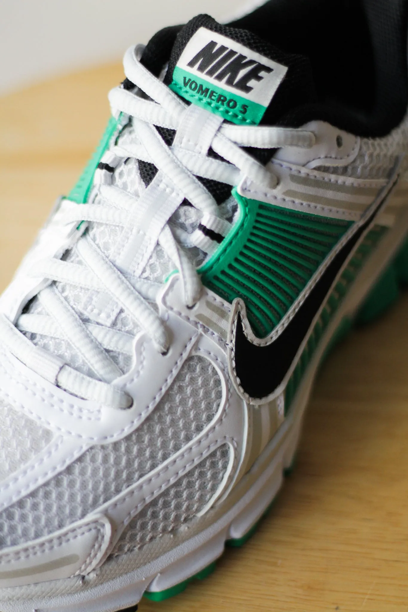 W ZOOM VOMERO 5 WHITE/BLACK-STADIUM GREEN-PLATINUM TINT