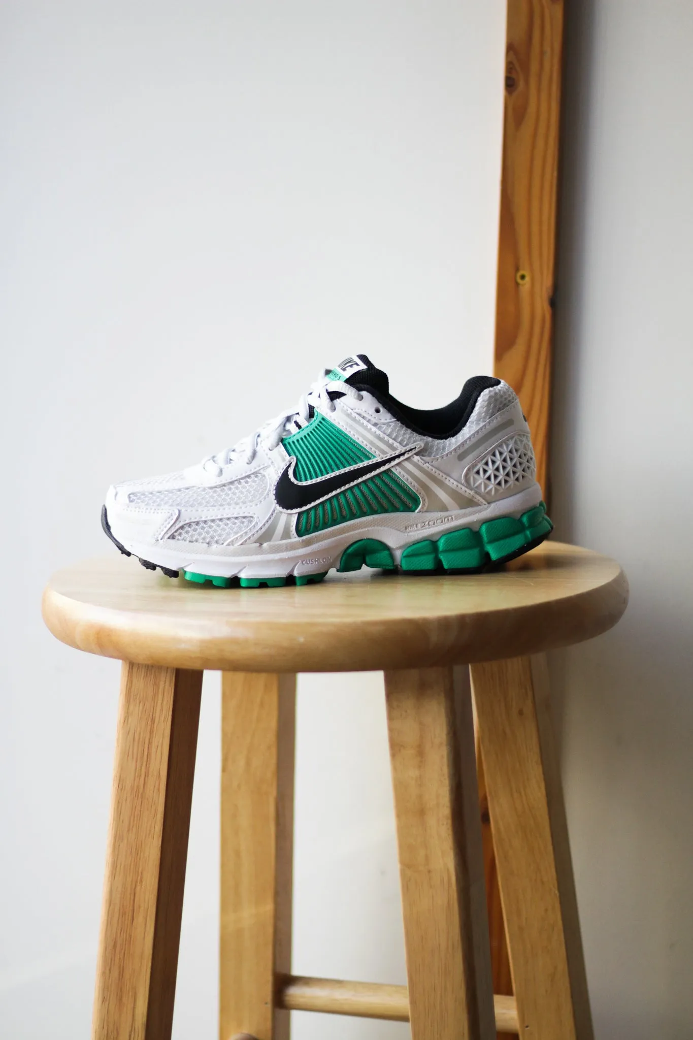 W ZOOM VOMERO 5 WHITE/BLACK-STADIUM GREEN-PLATINUM TINT
