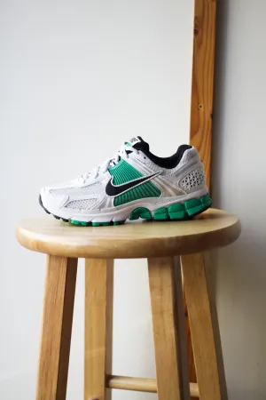 W ZOOM VOMERO 5 WHITE/BLACK-STADIUM GREEN-PLATINUM TINT