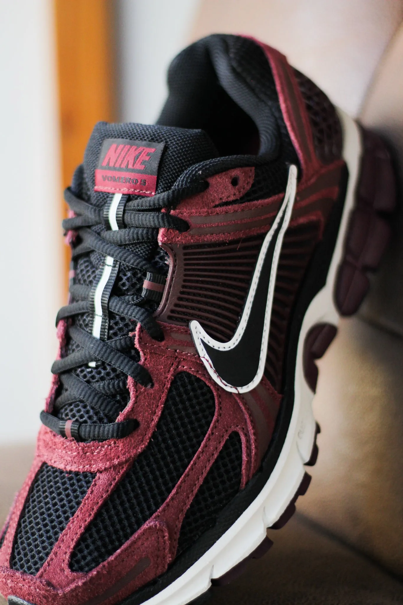 ZOOM VOMERO 5 DARK TEAM RED/BLACK-BURGUNDY CRUSH