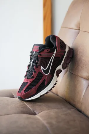 ZOOM VOMERO 5 DARK TEAM RED/BLACK-BURGUNDY CRUSH