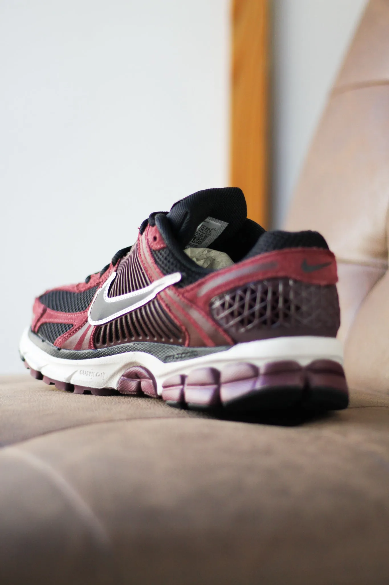 ZOOM VOMERO 5 DARK TEAM RED/BLACK-BURGUNDY CRUSH